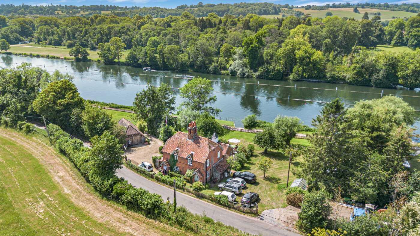 5 bed property in Remenham Lane, Henley-On-Thames